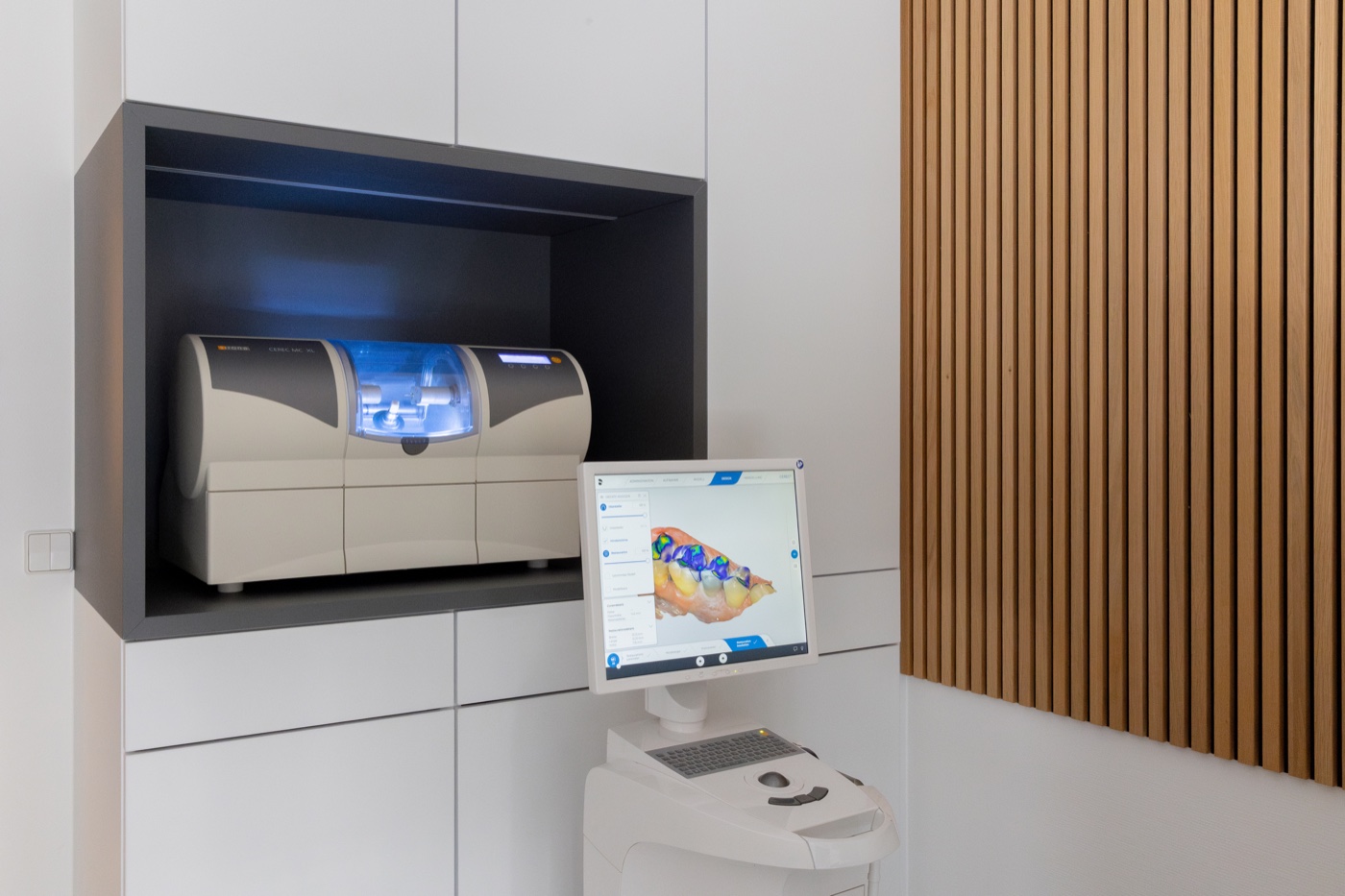 CEREC-Fertigungseinheit mit digitalem Planungsbildschirm