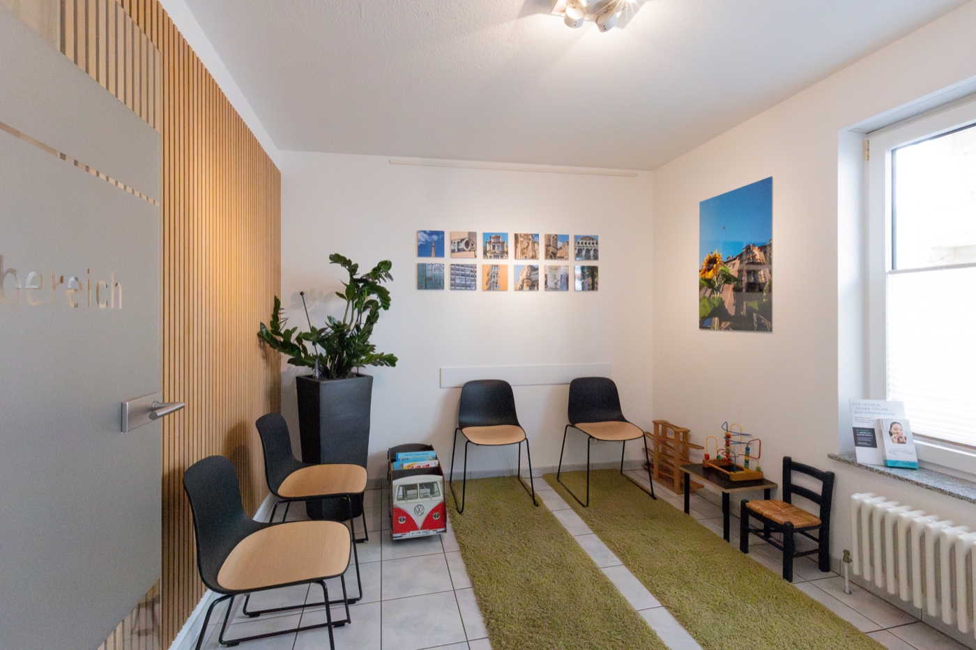 Wartebereich mit Sitzplätzen und Spielzeug für Kinder
